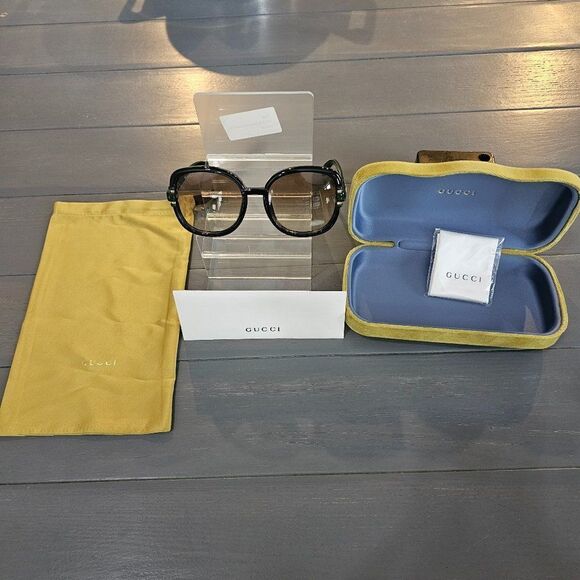 Gucci Women's Black Gradient Square Sunglasses GG1068SA - Picture 4 of 14